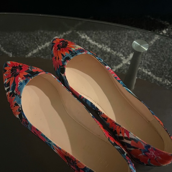 Nine West Flower Detail Flat. - Picture 5 of 6